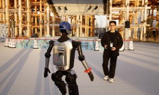 跑半马进工厂 人形机器人场景应用展现新气象