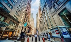 【美股盘前】三大期指齐跌，钢铁和铝业股普涨；FDA批准新型新冠疫苗，莫德纳涨超4%；谷歌表示将对在线搜索反垄断裁决提出上诉；Blueprint Medicines涨逾27%，赛诺菲将以91亿美元发起收购；特斯拉5月在瑞典销量同比下降53.7%