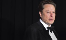 泽连斯基签署罪犯动员法案；苹果据称2025年将推出一款更薄的iPhone；马斯克宣布脑机试验开始招募第二名患者；《大空头》原型继续看涨中概股|一周事件