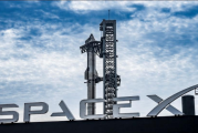 SpaceX复现“筷子夹火箭”，但飞船出现解体；苹果暂停新闻通知AI摘要功能丨全球科技早参