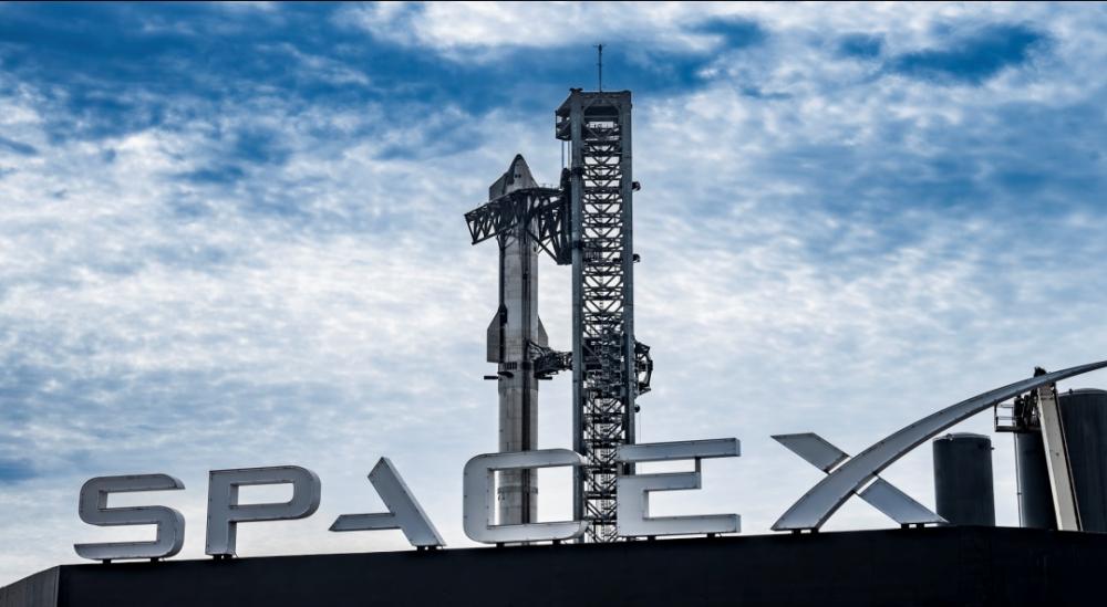 SpaceX复现“筷子夹火箭”，但飞船出现解体；苹果暂停新闻通知AI摘要功能丨全球科技早参