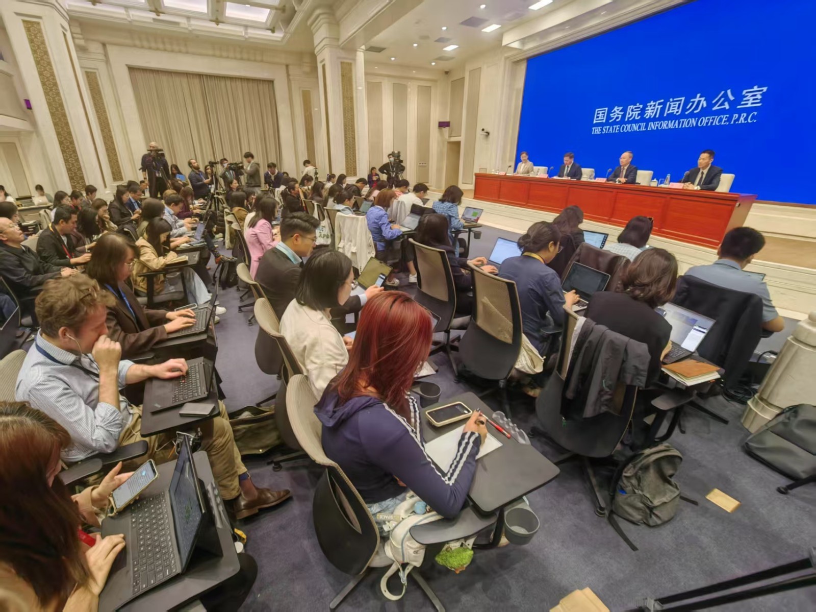 潘功胜：将实施好适度宽松的货币政策 推动中国经济高质量发展