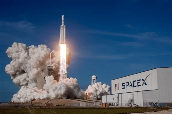 SpaceX“龙”太空飞船接驳成功，滞留空间站宇航员有望回家；谷歌推出全新Scaling Law丨全球科技早参