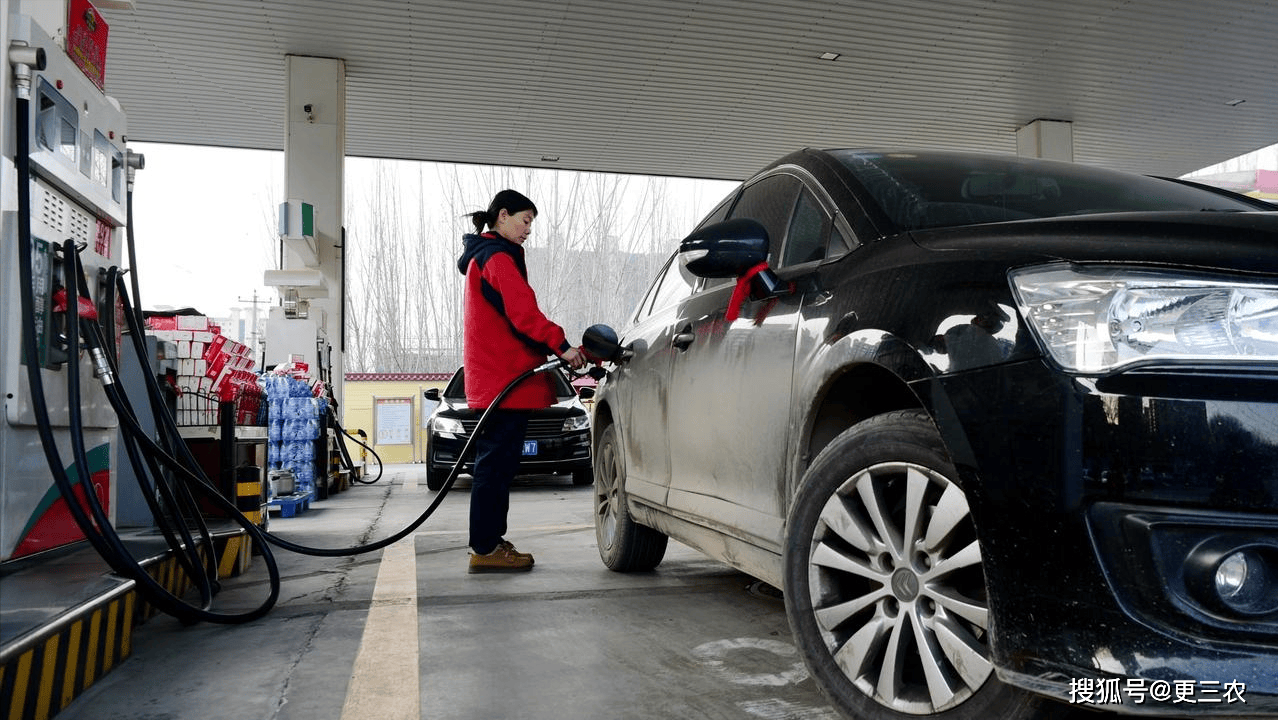 “三桶油”上半年净赚1750亿元,成品油需求加速下滑销量分化