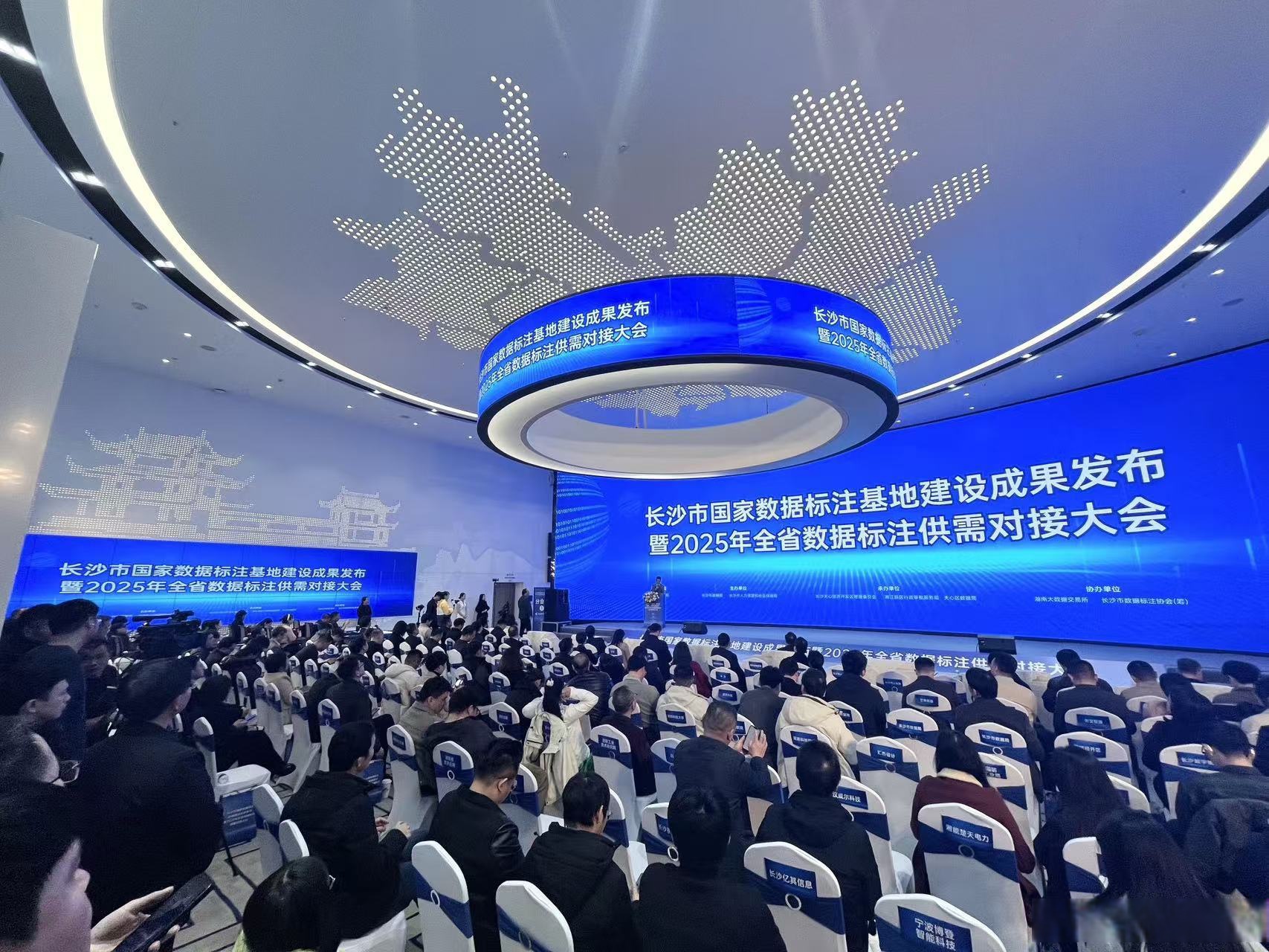 万科:辛杰辞去董事长职务,选举黄力平为公司董事长