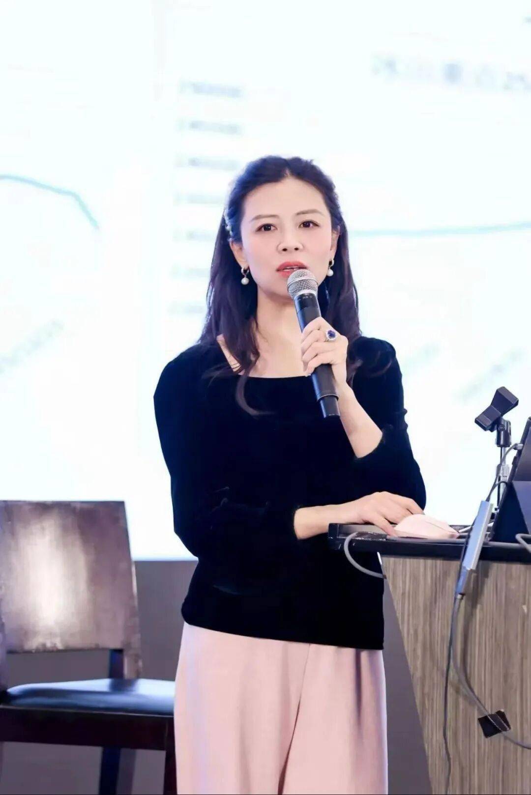 “私募魔女”李蓓新动作：四节课收费近1.3万，但“不指望靠这个赚钱”